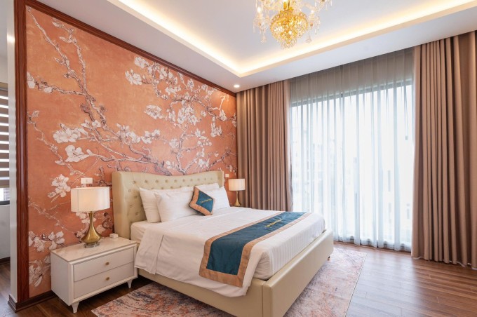 Villa có 10 phòng ngủ và mỗi phòng đều có tầm nhìn thoáng đãng và nội thất hiện đại, sang trọng.