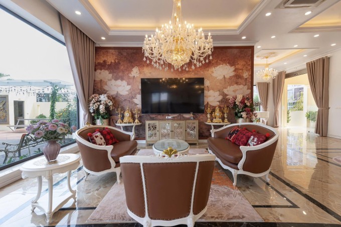 Nội thất của villa hướng đến sự sang trọng, hiện đại với tông màu ấm áp cùng những chi tiết đặc trưng của phong cách tân cổ điển.