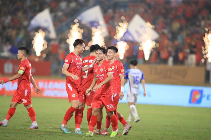 Công an Hà Nội rộng cửa đăng quang giải đấu V-League mùa này