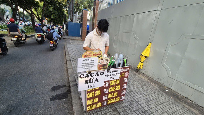 Một quầy nước vỉa hè ở TP HCM cũng thông báo tăng giá bán trong cơn sốt giá xăng dầu vừa qua. Ảnh: AN NA