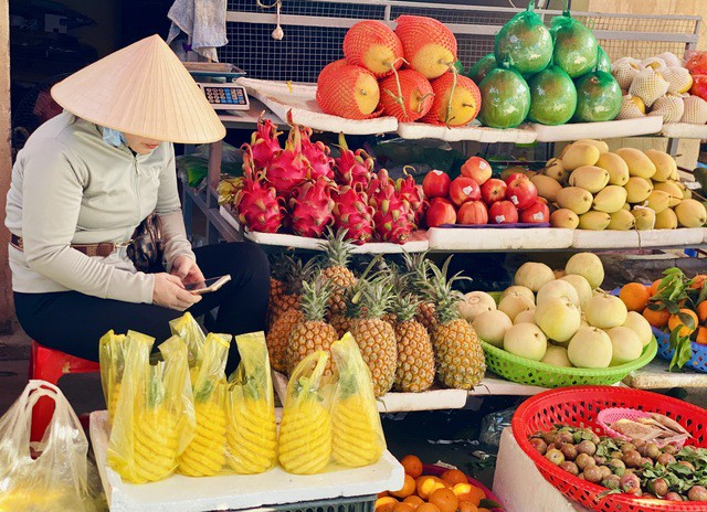 Dứa mang lại nhiều tác dụng tốt cho sức khỏe, vào mùa giá rẻ bán đầy thị trường.