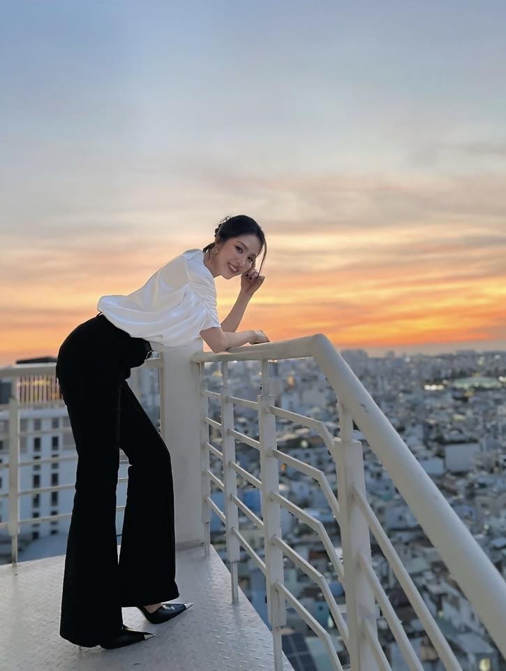 Ảnh sao 29/4: Quốc Trường làm vệ sĩ hộ tống Ngọc Trinh ra phố - 2