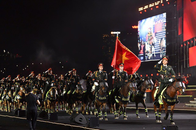 Đội kỵ binh tiến vào với tiếng vó ngựa dồn dập, uy nghi, mạnh mẽ - như nhịp đập của non sông trong thời đại mới, vang vọng những chiến công lừng lẫy suốt bốn nghìn năm dựng nước và giữ nước, từ lịch sử oai hùng đến hiện tại vững vàng hôm nay.