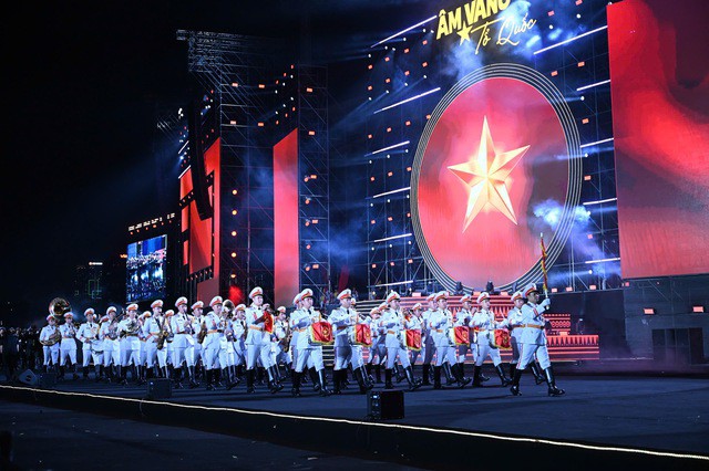 Lực lượng quân nhạc thuộc đoàn nghi lễ quân đội, đơn vị phục vụ các nghi lễ lớn cho Đảng, Nhà nước và Quân đội cũng xuất hiện với âm thanh đồng bộ, tạo nhịp dẫn cho toàn bộ đội hình di chuyển.