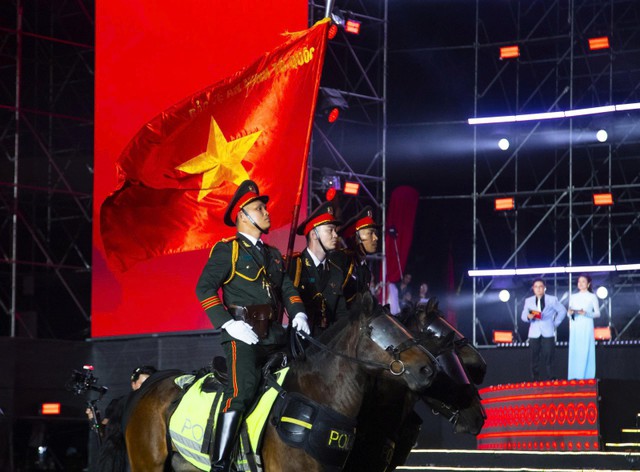 Sự phối hợp đồng bộ giữa các lực lượng đã hòa quyện trong một thế trận thống nhất - của con người, của ý chí, của niềm tin, là nền tảng của của nền quốc phòng toàn dân và thế trận an ninh nhân dân. Khắc họa một Việt Nam vững vàng, chủ động, kiên cường - sẵn sàng bảo vệ bình yên cho nhân dân, bảo vệ vững chắc chủ quyền thiêng liêng của Tổ quốc.