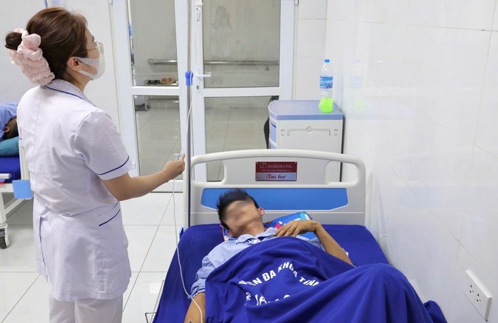 Bệnh nhân vỡ bàng quang sau tai nạn đang được theo dõi, điều trị. Ảnh: Bệnh viện cung cấp