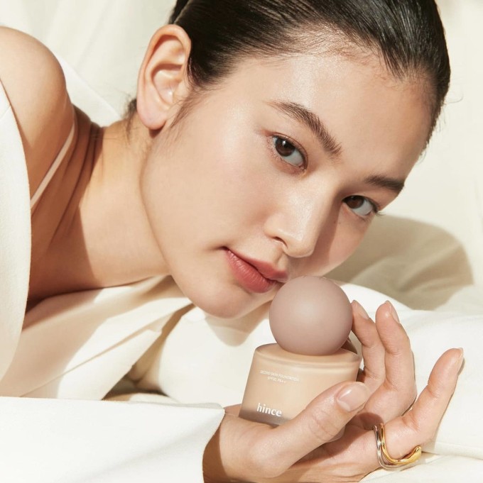 Trộn một chút kem bắt sáng vào kem nền để tạo hiệu ứng da căng bóng tự nhiên.