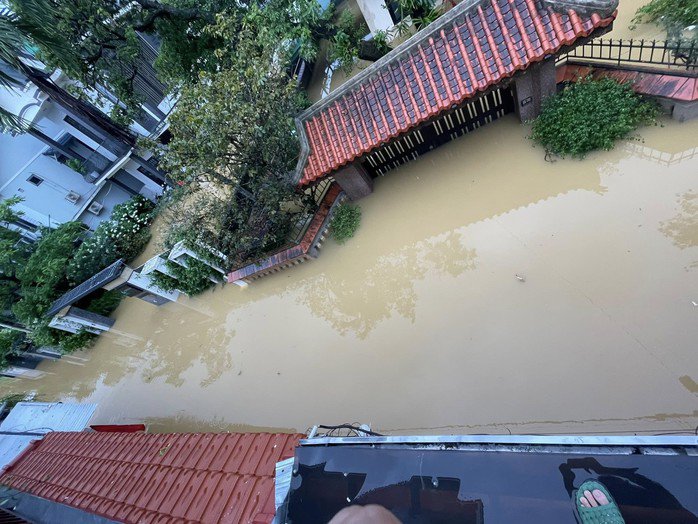 Phường Phú Xuân có 30.280 hộ dân bị ngập lụt, trong đó 18.000 hộ ngập nặng nhưng nguồn hỗ trợ này chỉ có 3.548 hộ được nhận