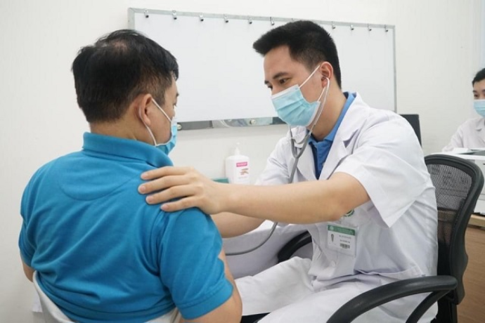 Bác sĩ khám cho người bệnh tại Bệnh viện Bạch Mai (Hà Nội). Ảnh: Thế Anh.