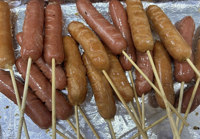 Nếu tiêu thụ khoảng 50 g thịt chế biến sẵn mỗi ngày - tương đương với 2 cây xúc xích nhỏ - nguy cơ mắc ung thư đại trực tràng có thể tăng lên khoảng 18%. Ảnh: Bảo Bảo