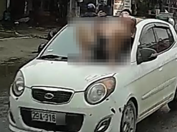 Clip gây sốc: Người đàn ông nằm trên capo ô tô đang chạy giữa phố Hà Nội