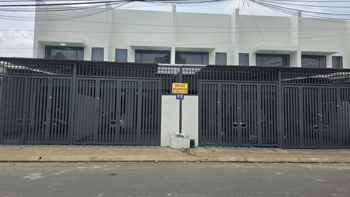 Nơi được quảng cáo là văn phòng chính của nhà xe Lux Express T.P. bất ngờ đóng cửa, tháo bảng quảng cáo sau khi xảy ra vụ việc