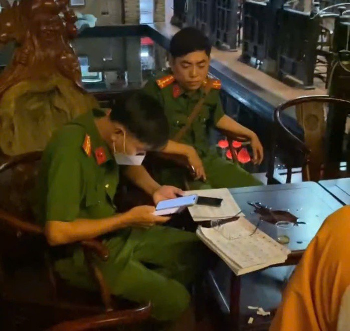 Lực lượng công an tới lập biên bản vụ việc