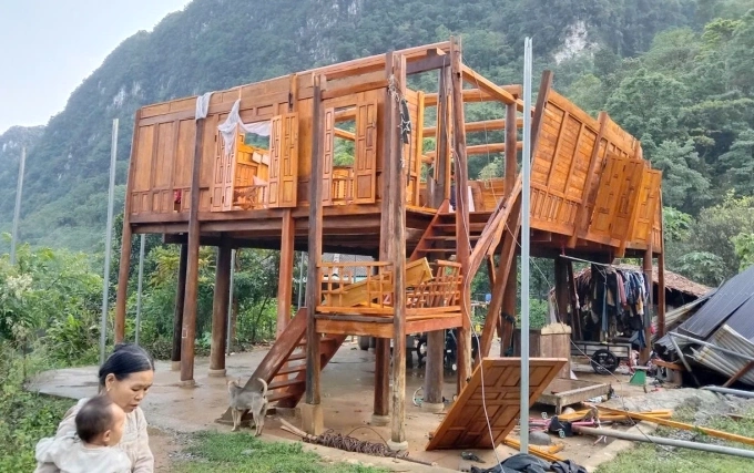 Ngôi nhà sàn ở xã Pù Luông tốc mái rạng sáng nay. Ảnh: Lam Sơn