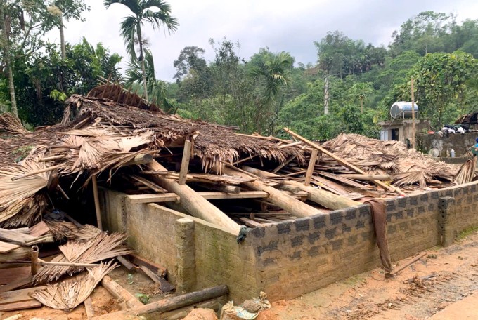 Nhà sàn của gia đình anh Vi Văn Luận đổ sập đêm 28/4 khiến con trai Vi Thành Lâm tử nạn. Ảnh: Lam Sơn