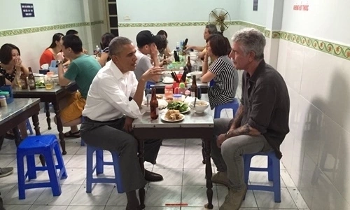 Bức ảnh bữa tối bún chả với Tổng thống Mỹ Barack Obama được đầu bếp Anthony Bourdain tiết lộ. Ảnh: Instagram