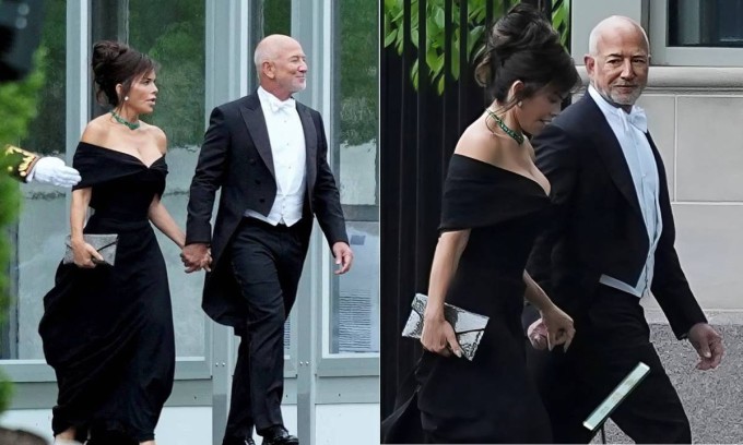 Vợ chồng Jeff Bezos nắm tay nhau khi tới Nhà Trắng dự tiệc tối 28/4. Ảnh: Reuters