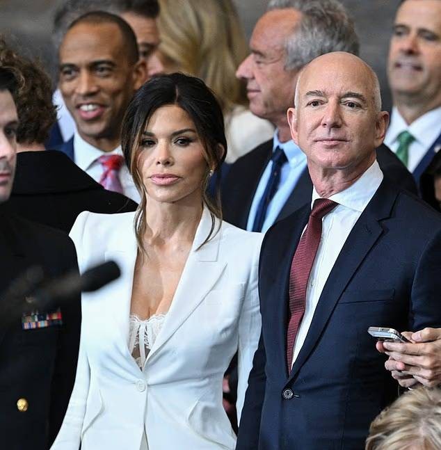 Bộ trang phục từng gây chú ý của Lauren Sanchez hồi tháng 1/2025. Ảnh: AFP