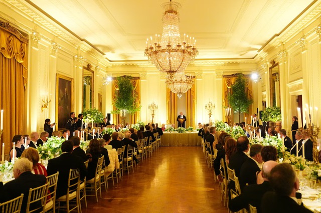 Không gian buổi tiệc được trang trí như một khu vườn Anh thực thụ, tạo nên bầu không khí vừa xanh mát vừa sang trọng. Ảnh: PA