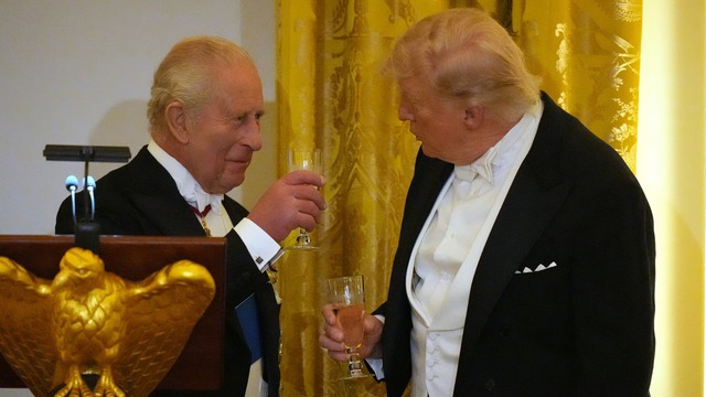 Tổng thống Mỹ Donald Trump nâng ly cùng Vua Anh Charles III tại quốc yến chiêu đãi Hoàng gia Anh ở Nhà Trắng. Ảnh: Sky News