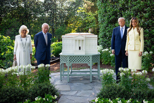 Tổng thống Donald Trump, Đệ nhất phu nhân Melania Trump dẫn Vua Charles III và Hoàng hậu Camilla đi thăm khu vực nuôi ong tại bãi cỏ phía Nam Nhà Trắng. Ảnh: Văn phòng Đệ nhất phu nhân Mỹ