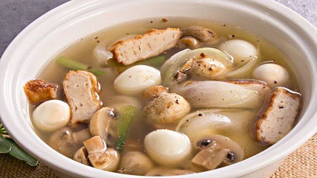 Canh nấm mỡ chả cá