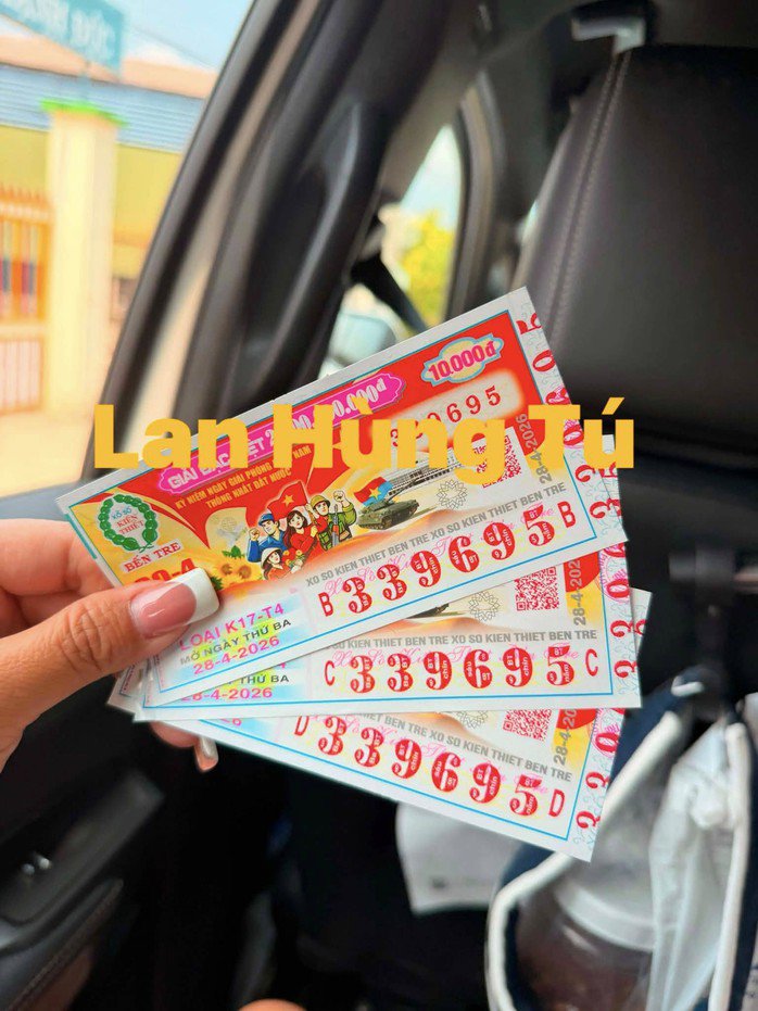 Thêm khách hàng trúng giải độc đắc 3 vé Bến Tre. Ảnh: ĐLVS Lan Hùng Tú