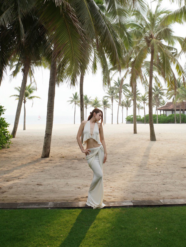 Chi Pu khoe thân hình đồng hồ cát ở Hội An - 6