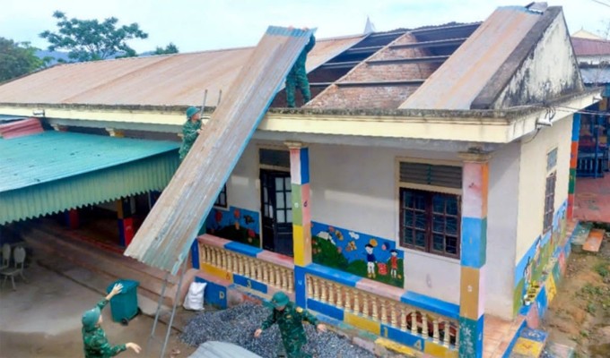 Trường Mầm non Keng Đu bị tốc mái. Ảnh: Hùng Lê