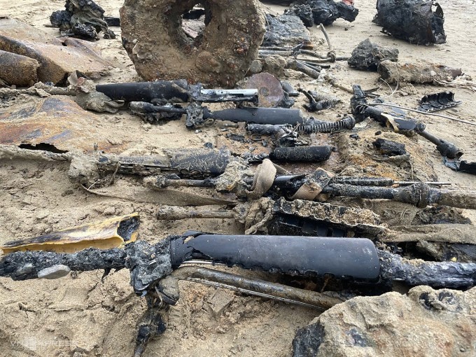 Nhiều vũ khí, súng đạn phát hiện ở điểm trục vớt xe tăng. Ảnh: Trần Hóa