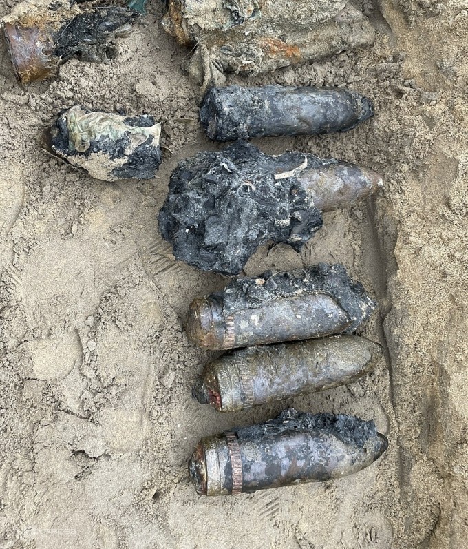 Nhiều đạn pháo được tìm thấy quanh xe tăng. Ảnh: Trần Hóa