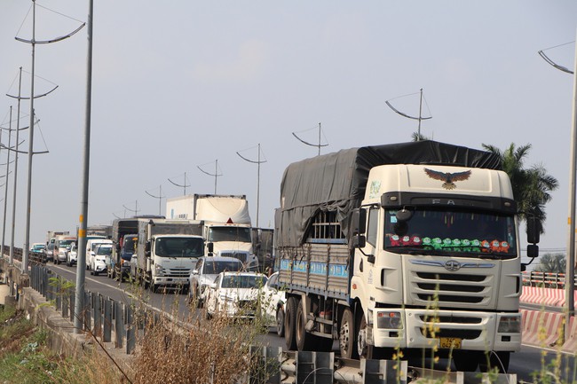 Dòng xe xếp hàng chờ vào cao tốc TPHCM - Trung Lương - Mỹ Thuận.