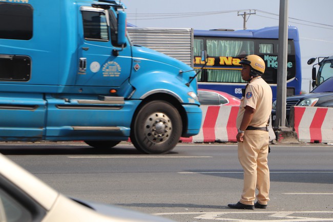 Lực lượng CSGT được bố trí điều tiết giao thông nhiều nơi.