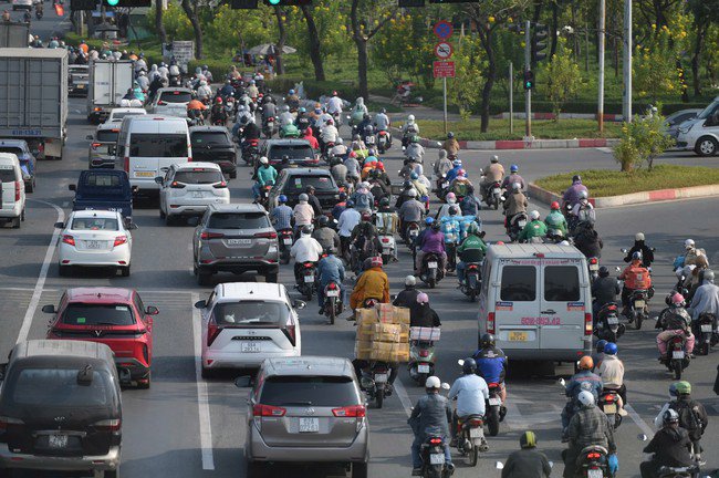 Dòng xe đổ về miền Tây trên Quốc lộ 1A.