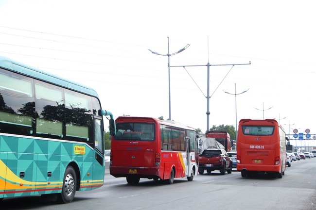 Đông xe khách di chuyển vào cao tốc TPHCM - Trung Lương - Mỹ Thuận.