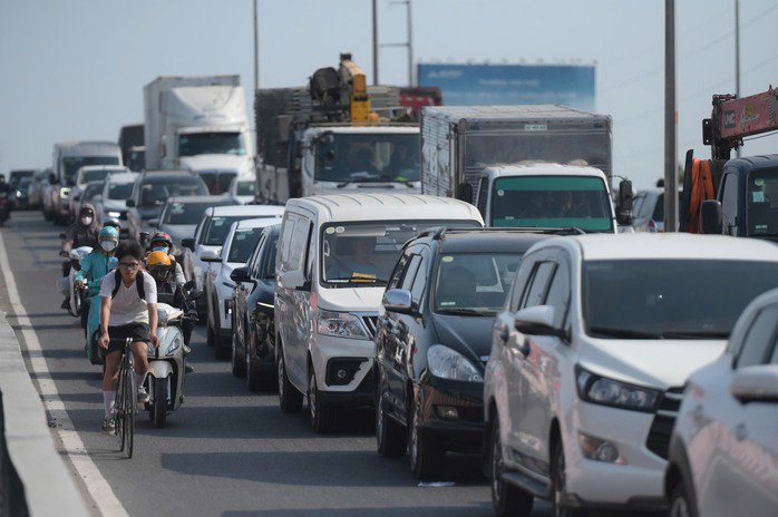 Đông xe di chuyển trên cầu vượt nút giao Bình Thuận.