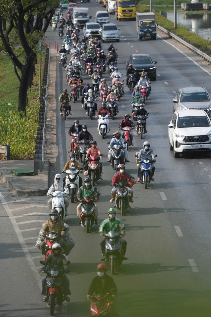 Giao thông trên Quốc lộ 1A quá tải.