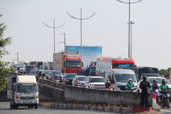 Cửa ngõ phía Tây TPHCM đang ùn ứ, các xe di chuyển rất chậm - 8