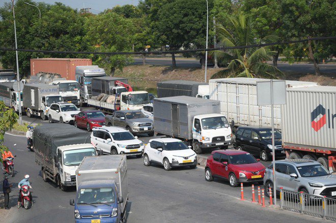 Cửa ngõ phía Tây TPHCM đang ùn ứ, các xe di chuyển rất chậm - 7