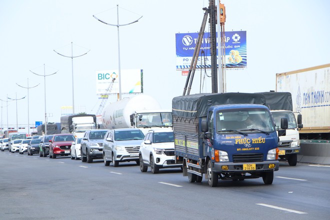 Từ 15 giờ, dòng xe đã đông đúc.