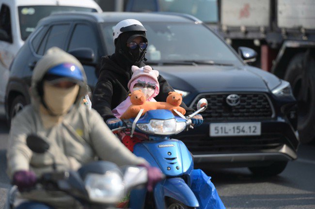 Người dân mang lỉnh kỉnh đồ đạc về quê.