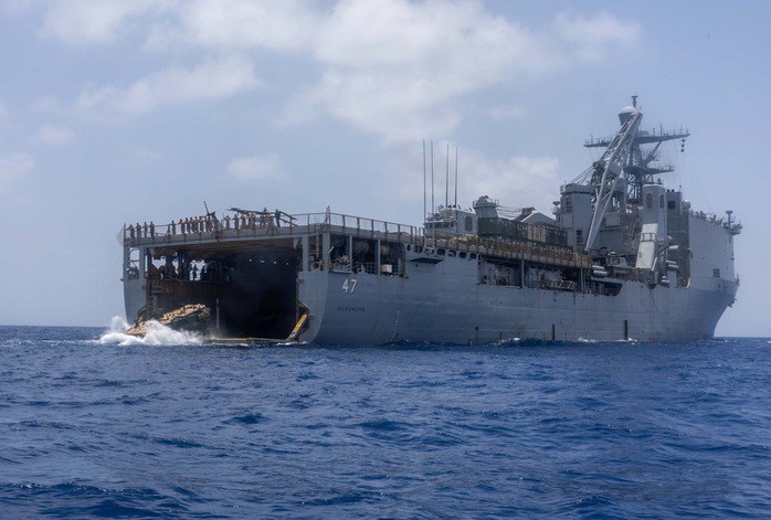 Tàu đổ bộ USS Rushmore (LSD 47) của Mỹ hoạt động trên biển Ả Rập hôm 19-4, khu vực gần eo biển Hormuz, trong chiến dịch phong tỏa các cảng và tàu liên quan đến Iran - Ảnh: CENTCOM