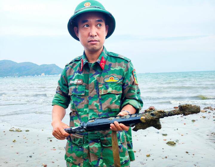 Trong quá trình khơi thông cát biển xung quanh khối thép khổng lồ, lực lượng quân đội phát hiện nhiều vật thể được cho là súng R15 và các loại súng khác bị nước biển ăn mòn, hư hại.