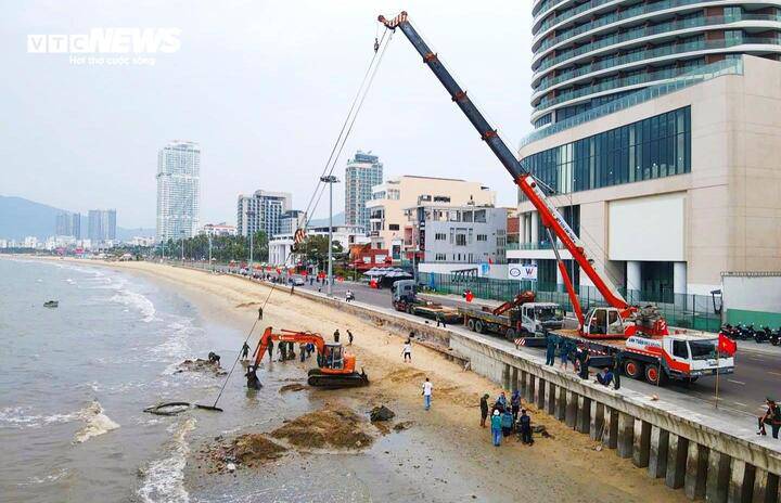Các phương tiện, trang thiết bị của Bộ Chỉ huy Quân sự tỉnh Gia Lai được huy động tập trung tại tuyến đường Xuân Diệu (phường Quy Nhơn) để thực hiện nhiệm vụ.