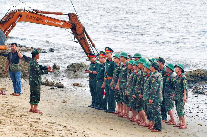 Từ đầu giờ chiều, khoảng 30 cán bộ, chiến sỹ Bộ Chỉ huy Quân sự tỉnh Gia Lai được huy động để trục vớt vật thể trên.