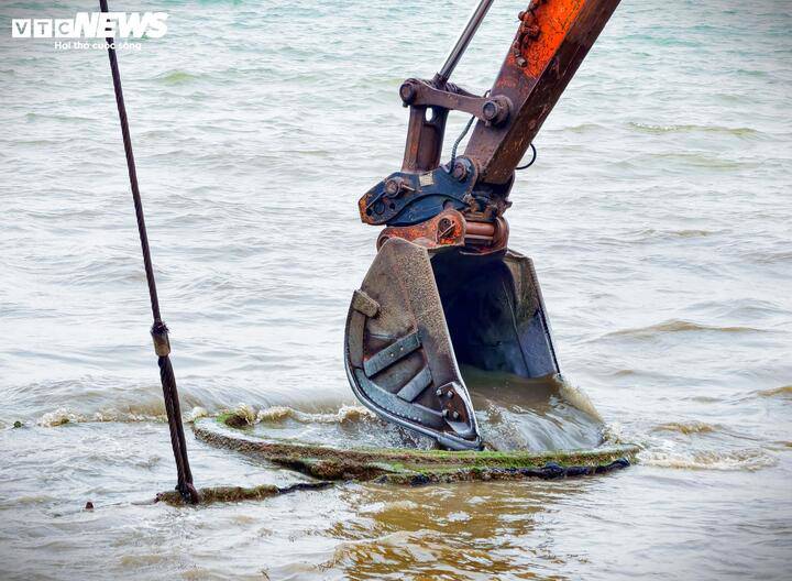 Vì bị chôn vùi dưới cát biển quá lâu nên việc trục vớt vật thể chính gặp nhiều khó khăn. Nhiều giờ trôi qua, các chiến sỹ tìm mọi cách để thực hiện.