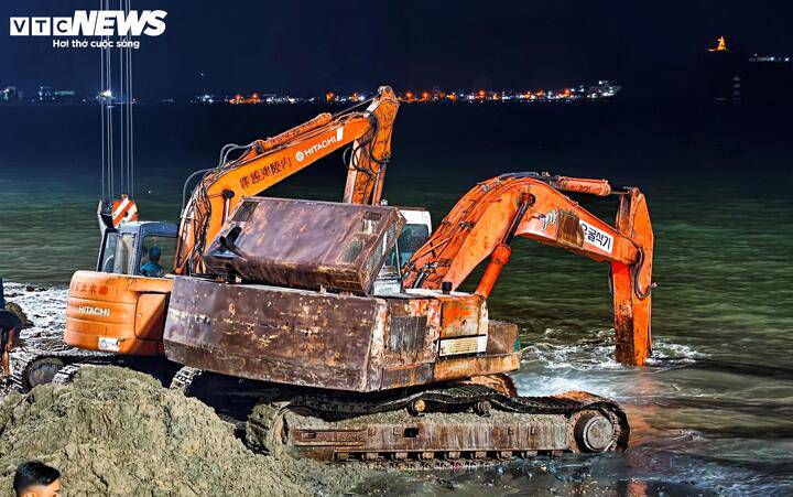 Đến 18h, thủy triều dâng cao khiến công tác trục vớt khó khăn hơn, do đó nhân lực và trang bị được huy động thêm.
