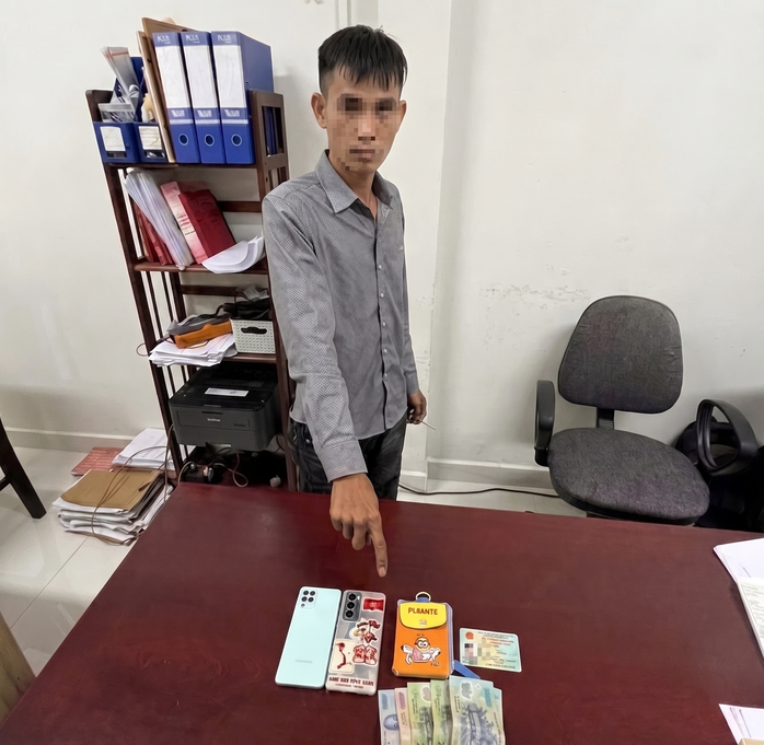 Nguyễn Thanh Tý cùng tang vật.