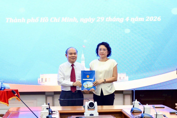 Phó Chủ tịch UBND TPHCM Trần Văn Bảy trao quyết định cho bà Bùi Thị Ngọc Hiếu, Phó Giám đốc Sở Du lịch. Ảnh: Cổng TTĐT TPHCM