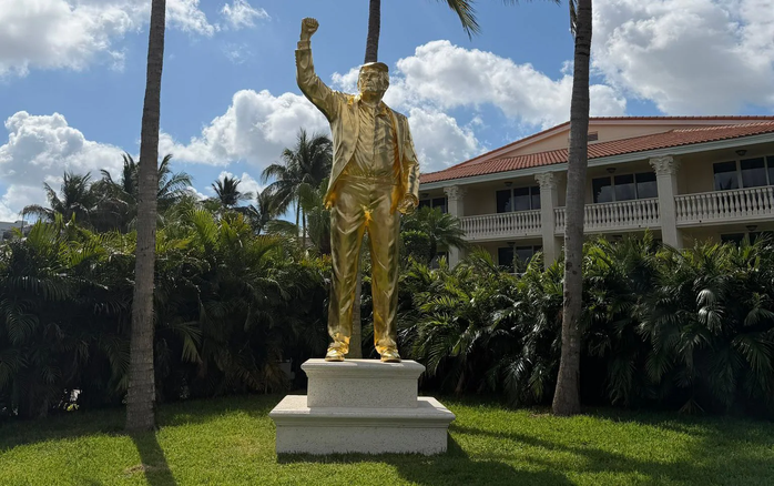 Bức tượng hình Tổng thống Mỹ Donald Trump dựng trong khuôn viên sân golf của khu nghỉ dưỡng Trump National Doral. Ảnh: Adam Schupak/X